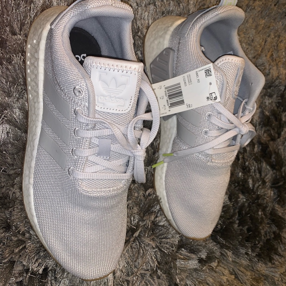 New Adidas men’s NMD R2 sneaker 

-Never been used